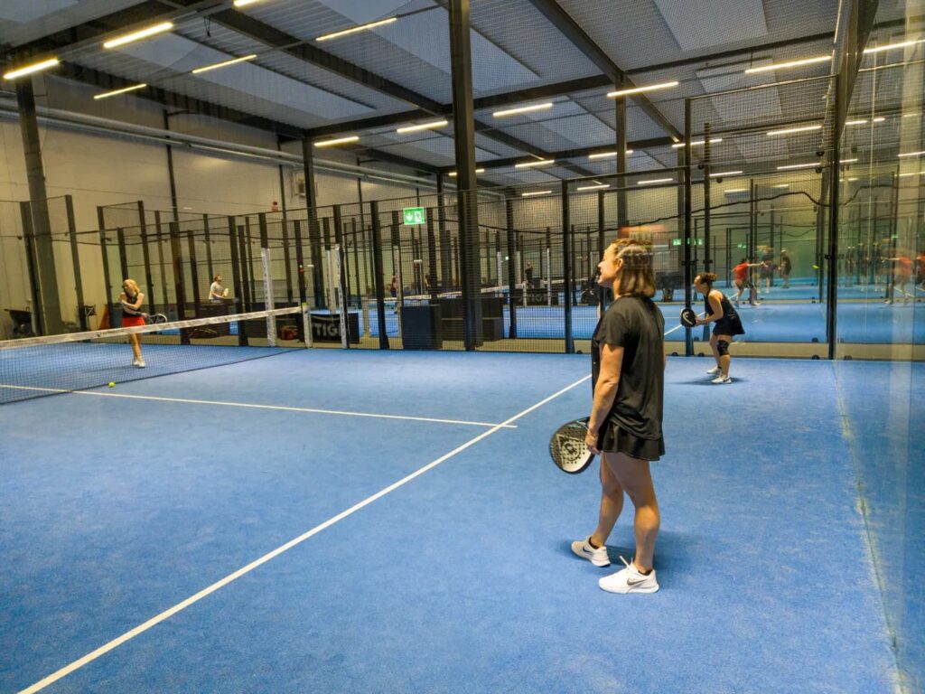 Flera padelbanor i hallen